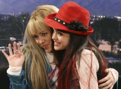     Hannah-and-micayla-miley-cyrus-vs-selena-gomez-2563885-400-294