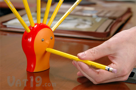 உனது மறுநுனியில்.... Hedgehog-pencil-sharpener-sharpening