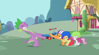 Sweetie Belle imagens 201px-Spike_tries_to_take_the_scooter_from_the_CMC_S2E10