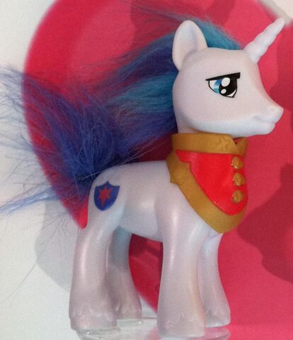 Valerie´s Wishlist :) 414px-Facebook_Shining_Armor_toy_2012-02-11