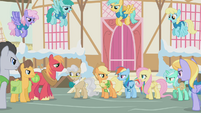 Rainbow Shine imagens 201px-Ponyville_in_Chaos_S1E11