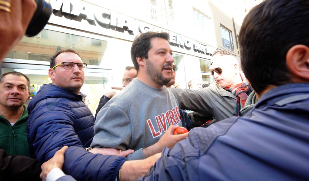 Uova e bandiere rosse contro Salvini 1678307_MGZOOM