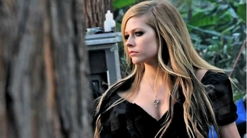 ,,ALICE in WONDERLAND" photoshoot Avril-Lavigne-Photos-from-the-Alice-music-video-photoshoot-avril-lavigne-10141295-500-281