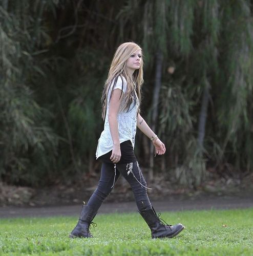 Na setu ,,ALICE in WONDERLAND" Avril-lavigne-On-the-set-of-Alice-avril-lavigne-10148715-494-500