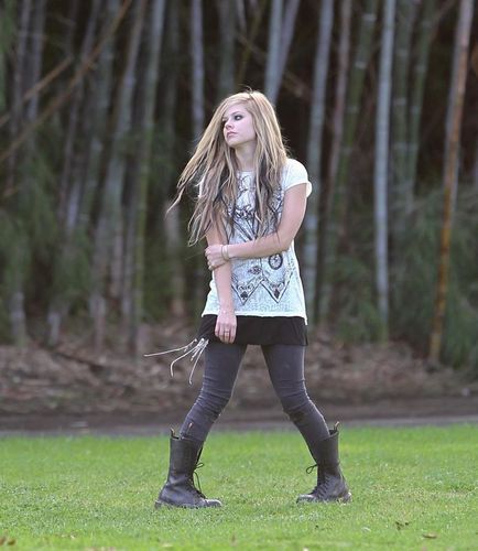 Na setu ,,ALICE in WONDERLAND" Avril-lavigne-On-the-set-of-Alice-avril-lavigne-10148720-434-500