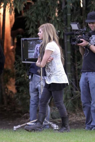 Na setu ,,ALICE in WONDERLAND" Avril-lavigne-On-the-set-of-Alice-avril-lavigne-10148724-334-500