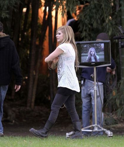 Na setu ,,ALICE in WONDERLAND" Avril-lavigne-On-the-set-of-Alice-avril-lavigne-10148728-420-500