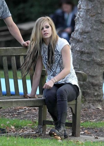 Na setu ,,ALICE in WONDERLAND" Avril-lavigne-On-the-set-of-Alice-avril-lavigne-10148731-355-500