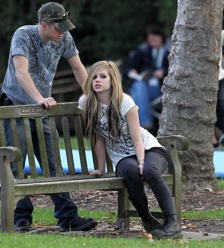 Na setu ,,ALICE in WONDERLAND" Avril-lavigne-On-the-set-of-Alice-avril-lavigne-10148733-451-500