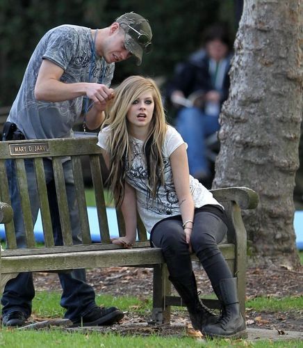 Na setu ,,ALICE in WONDERLAND" Avril-lavigne-On-the-set-of-Alice-avril-lavigne-10148736-436-500