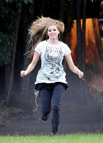 Na setu ,,ALICE in WONDERLAND" Avril-lavigne-On-the-set-of-Alice-avril-lavigne-10148738-359-500