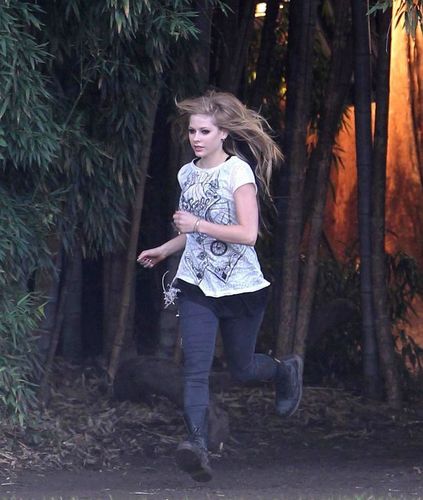 Na setu ,,ALICE in WONDERLAND" Avril-lavigne-On-the-set-of-Alice-avril-lavigne-10148742-423-500