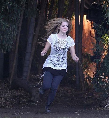 Na setu ,,ALICE in WONDERLAND" Avril-lavigne-On-the-set-of-Alice-avril-lavigne-10148751-464-500