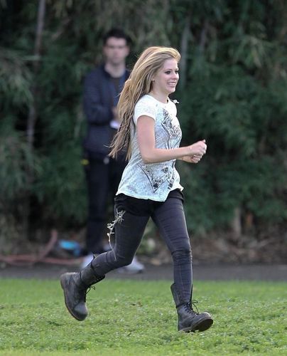 Na setu ,,ALICE in WONDERLAND" Avril-lavigne-On-the-set-of-Alice-avril-lavigne-10148755-404-500