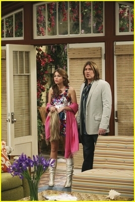 صورHannah Montana 3-27-Got-To-Get-Her-Out-Of-My-House-hannah-montana-10245720-268-400