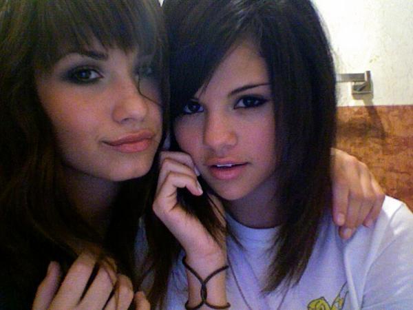 Album de Selena ♥ Selena-and-demi-selena-gomez-10299268-600-450