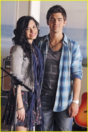 De la escritora de EL DIARIO: "SECRETOS" [Drama-Romantico] - Página 13 Jemi-shooting-the-music-video-for-Make-a-Wave-15-02-10-jemi-10483280-343-512