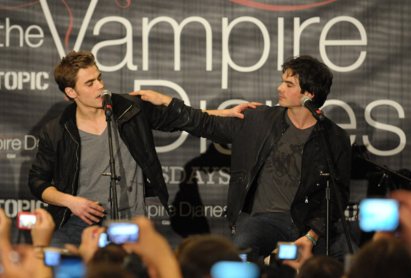 Vampire Diaries - Pictures TVD-cast-tour-LA-the-vampire-diaries-10416358-600-406