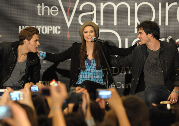 Vampire Diaries - Pictures TVD-cast-tour-LA-the-vampire-diaries-10416363-600-421