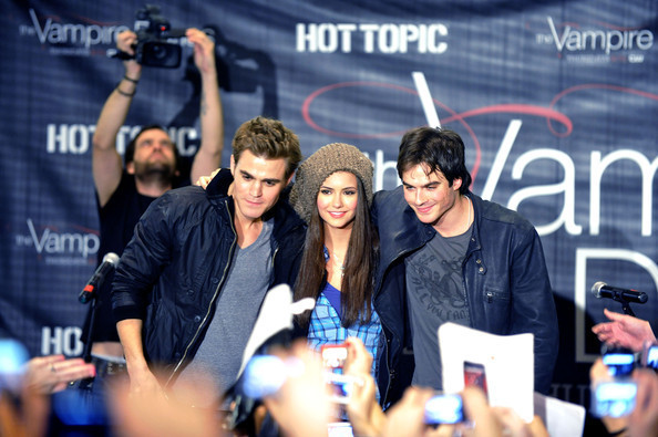 Vampire Diaries - Pictures TVD-cast-tour-LA-the-vampire-diaries-10416380-594-395