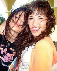 Selena Gomez si Demi Lovato Selena-demi-selena-gomez-and-demi-lovato-10414503-195-240