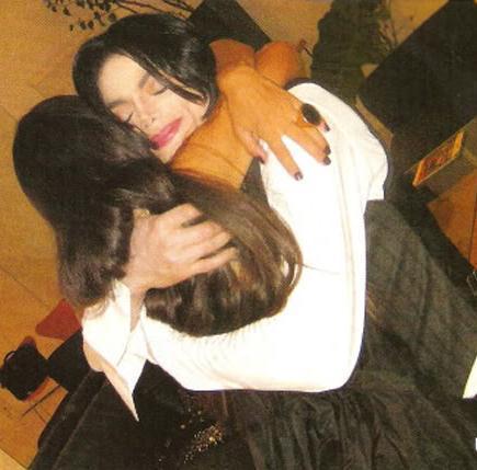 Immagini era "INVINCIBLE" - Pagina 12 -HUGS-michael-jackson-10523652-435-429