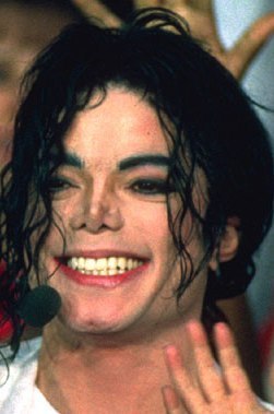 Immagini era "DANGEROUS" - Pagina 37 Michael-sweet-smile-michael-jackson-10500185-251-379