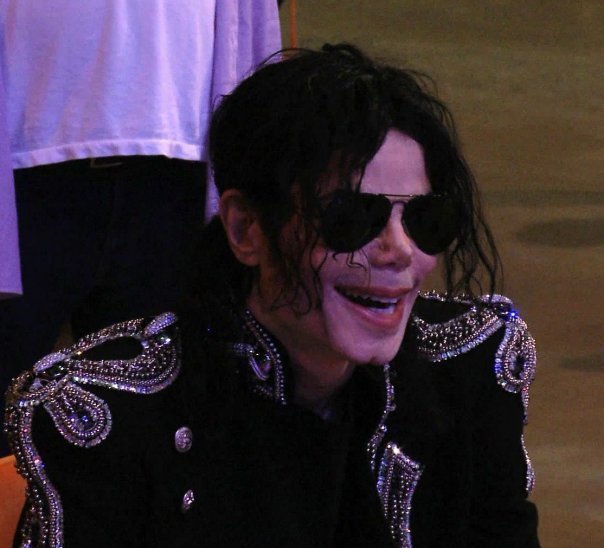 Immagini era "THIS IS IT" - Pagina 36 Smile-D-michael-jackson-10513011-604-548