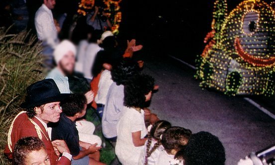 Foto di Michael e i bambini - Pagina 14 Watching-A-Parade-michael-jackson-10558924-552-332