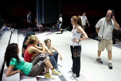 Miley Cyrus Resimleri Backstage-miley-cyrus-10578600-399-266