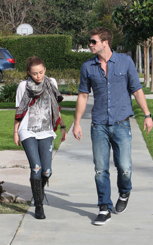 Miley Cyrus Resimleri Miley-Liam-walking-in-Toluca-Lake-California-February-28-miley-cyrus-10664542-313-500