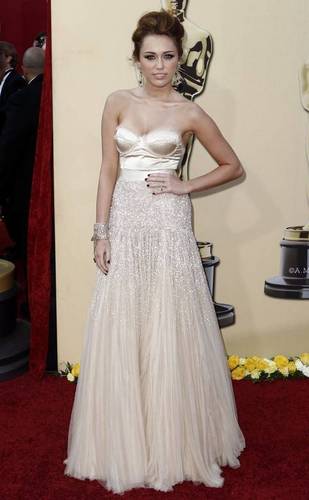 Miley Cyrus 82nd-Annual-Academy-Awards-2010-miley-cyrus-10789536-309-500