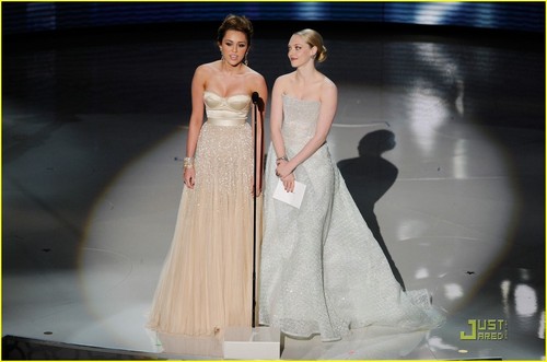 Miley Cyrus Miley-Presenting-2010-Academy-Awards-miley-cyrus-10791285-500-331