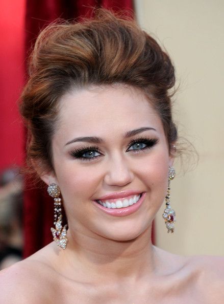 صور منوعة لمايلي Miley-Cyrus-miley-cyrus-10840394-439-594