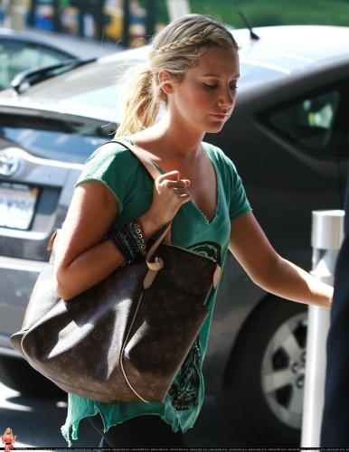 Ashley Tisdale Resimleri  - Sayfa 11 Ashley-Out-in-LA-ashley-tisdale-10946232-386-500