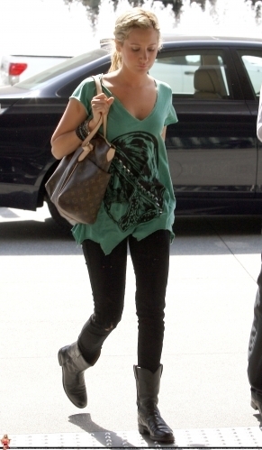 Ashley Tisdale Resimleri  - Sayfa 11 Ashley-Out-in-LA-ashley-tisdale-10946236-291-499