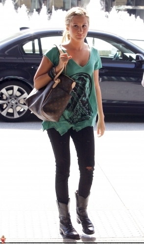 Ashley Tisdale Resimleri  - Sayfa 11 Ashley-Out-in-LA-ashley-tisdale-10946239-294-500