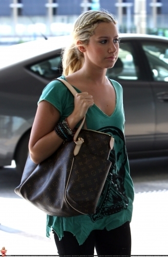 Ashley Tisdale Resimleri Ashley-Out-in-LA-ashley-tisdale-10946242-328-500