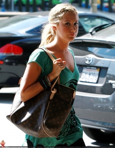 Ashley Tisdale Resimleri  - Sayfa 11 Ashley-Out-in-LA-ashley-tisdale-10946245-390-500