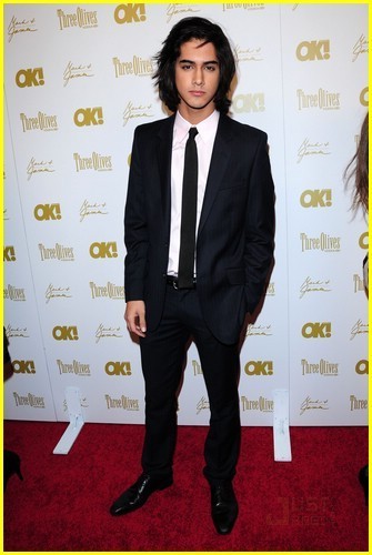 Kuulsuste mingi asi... - Page 2 Avan-Jogia-in-a-Suit-avan-jogia-11195214-335-500