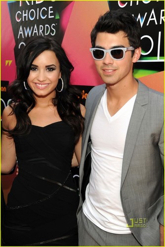 Demi Lovato Kids Choice Awards 2010 Joe-Jonas-Demi-Lovato-Kids-Choice-Awards-2010-joe-jonas-11135814-334-500