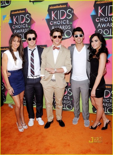 Demi Lovato Kids Choice Awards 2010 Jonas-Brothers-Kids-Choice-Awards-2010-with-Girlfriends-joe-jonas-11135780-365-500