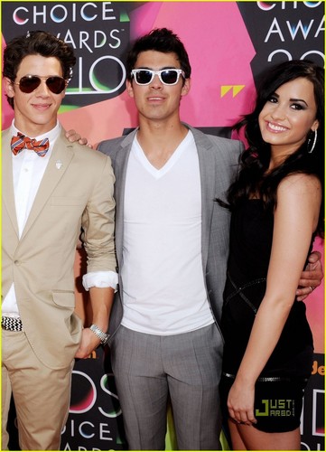 Demi Lovato Kids Choice Awards 2010 Jonas-Brothers-Kids-Choice-Awards-2010-with-Girlfriends-joe-jonas-11135782-361-500