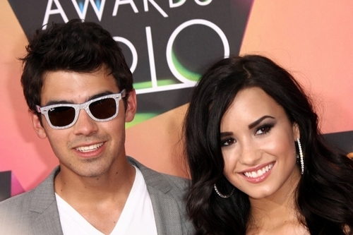 Demi Lovato Kids Choice Awards 2010 KCA-2010-27-3-joe-jonas-11150553-500-333