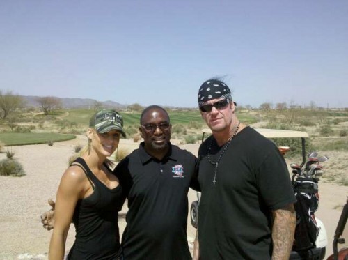   صور اندرتيكر و ميشيل ماكول Michelle-McCool-and-The-Undertaker-with-a-fan-the-undertaker-and-michelle-mccool-11169314-500-373