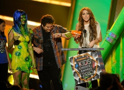Miley Cyrus Kids Choice Awards 2010 Miley-2010-Kid-s-Choice-Awards-miley-cyrus-11132733-399-292