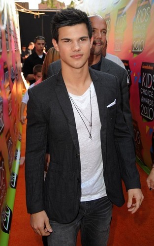Taylor Lautner Taylor-Lautner-at-the-Kids-Choice-Awards-2010-March-27-taylor-lautner-11130363-313-500