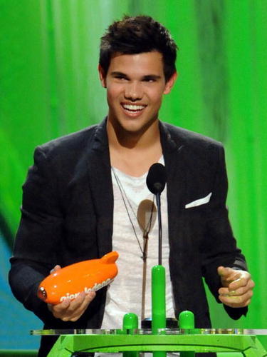 TayLor Lautner - Sayfa 2 Taylor-Lautner-at-the-Kids-Choice-Awards-2010-March-27-taylor-lautner-11130571-375-500