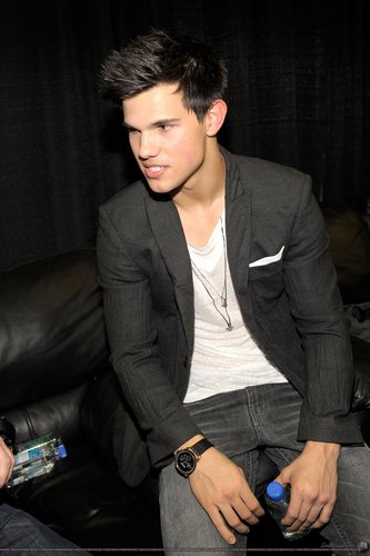 TayLor Lautner - Sayfa 3 Taylor-Lautner-at-the-Kids-Choice-Awards-2010-March-27-taylor-lautner-11131019-333-500