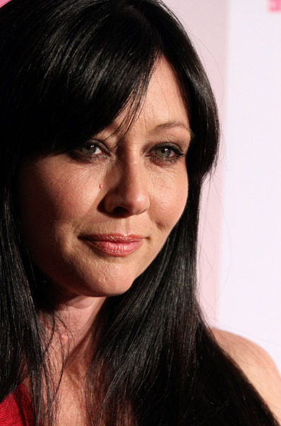 Галерия на Шанън Дохърти - Page 24 Shannen-Perez-Hilton-s-CARN-EVIL-Theatrical-Freak-Funk-32nd-Birthday-Party-shannen-doherty-11169319-397-600